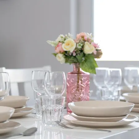 With 2 Bedrooms And Free Garage By Renters Apartamento Poznań