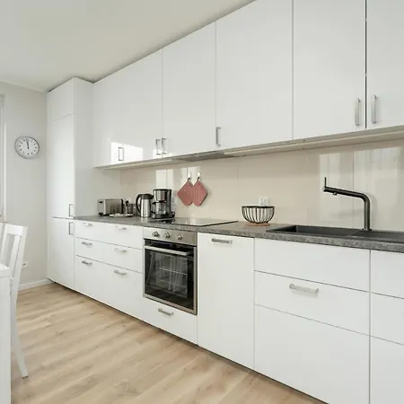 With 2 Bedrooms And Free Garage By Renters Poznań
