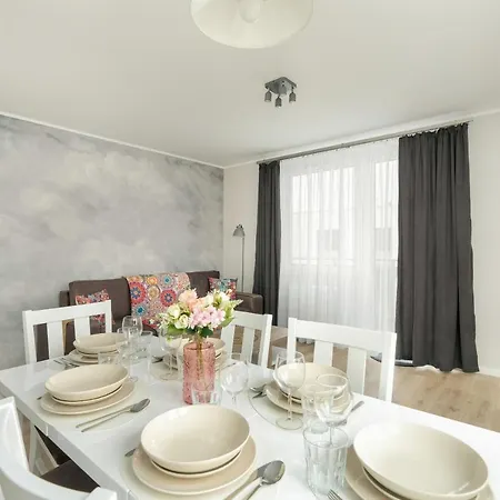 With 2 Bedrooms And Free Garage By Renters Apartamento Poznań