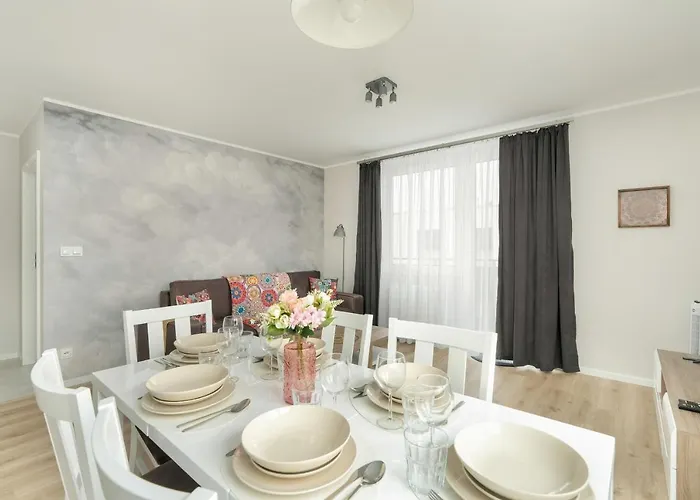 With 2 Bedrooms And Free Garage By Renters Apartment Poznan