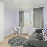 With 2 Bedrooms And Free Garage By Renters شقة