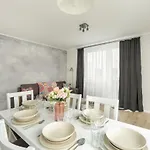 With 2 Bedrooms And Free Garage By Renters شقة بوزنان