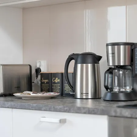 With 2 Bedrooms And Free Garage By Renters דירה פוזנן