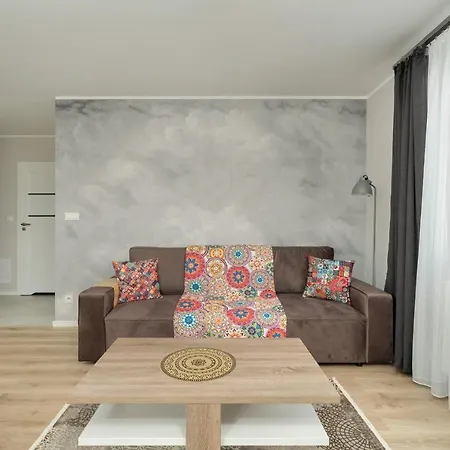 With 2 Bedrooms And Free Garage By Renters דירה
