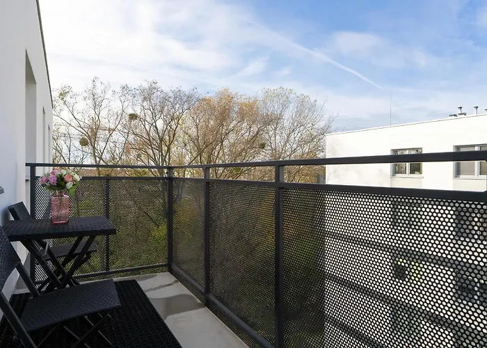 With 2 Bedrooms And Free Garage By Renters * Posen